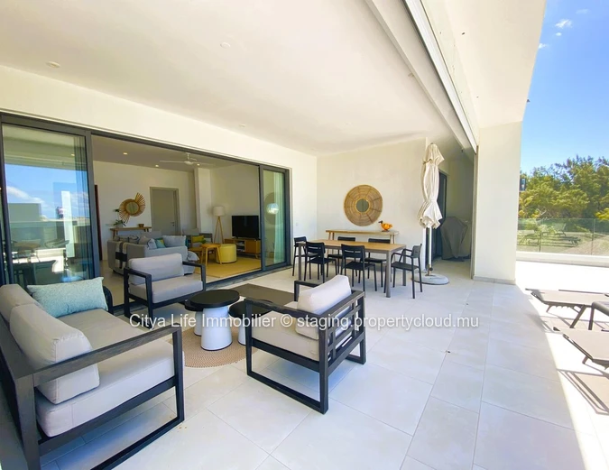 Luxurious Penthouse with Stunning Views in Poste Lafayette - 226m² Living Space, Communal Pool - Rs