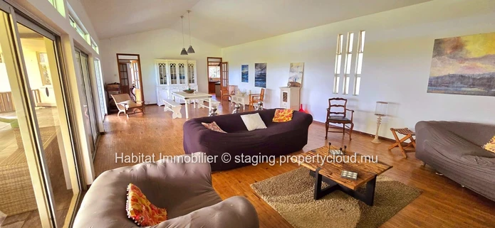 HOUSE TO RENOVATE This house of 250m2 on a plot of land of 888 toises is located in a highly residential area in Flor...