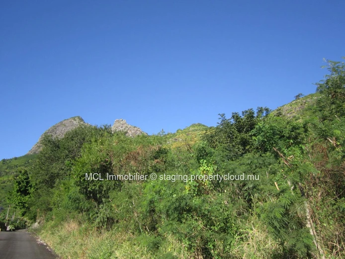 Terrain résidentiel de 7,851m2 à Pailles