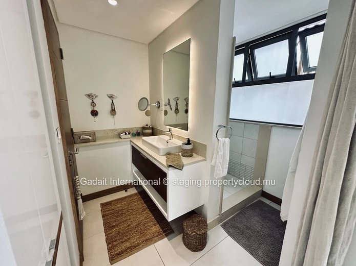Appartement de Prestige à Montchoisy – Luxe, Sérénité et Accès Direct à la Plage
