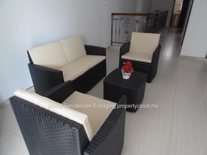 Maison 3 facades style duplex avec 3 chambres et piscine commune