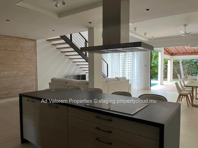 Appartement d’angle avec jardin, terrasses et piscine!