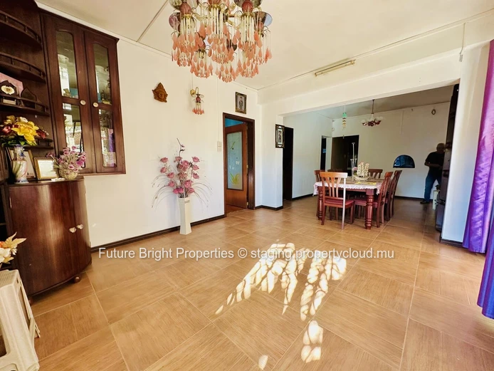 À Vendre – Élégante et Spacieuse Maison Familiale dans un Morcellement Paisible