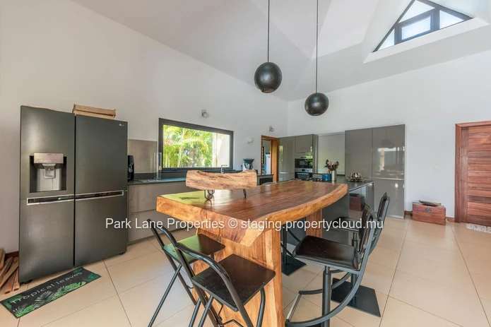 Mountain Retreat Oasis: Tropical Luxury Villa with Resort Amenities