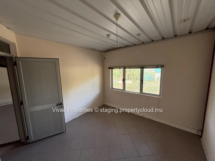 Industrial warehouse for sale in Pailles, area of 1580m² on a plot of 2533m² with the option of additional developmen...
