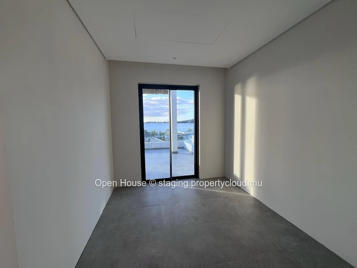 Penthouse face à la mer à Rivière Noire, 280m², 3 chambres, piscine privée, vue mer panoramique.