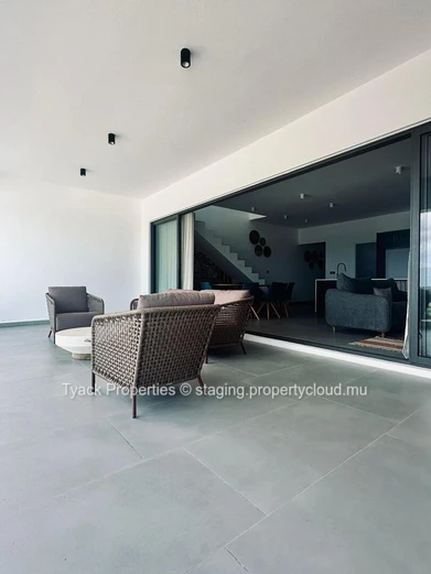 Modern Penthouse with Rooftop Terrace and Pool – Pereybere