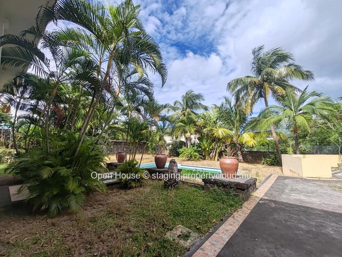 VILLA MAURICIEN à vendre à Tamarin, Rivière Noire. Surface habitable 600m², terrain 1,477m², 5 chambres, bureau, pisc...