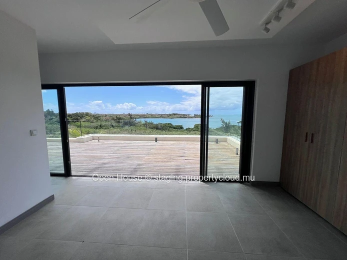 Luxurious penthouse, 3/4 bedrooms, private and communal pool, boat parking and launching ramp. Sea and island views.