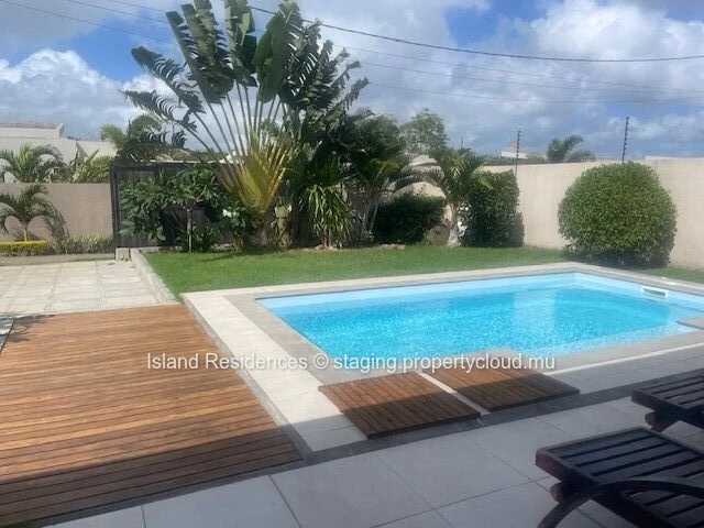 Single-story furnished house with 3 bedrooms, pool and parking