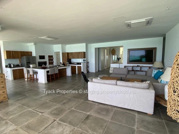 Prestigious Beachfront Penthouse with Breathtaking Bay Views – Grand Baie
