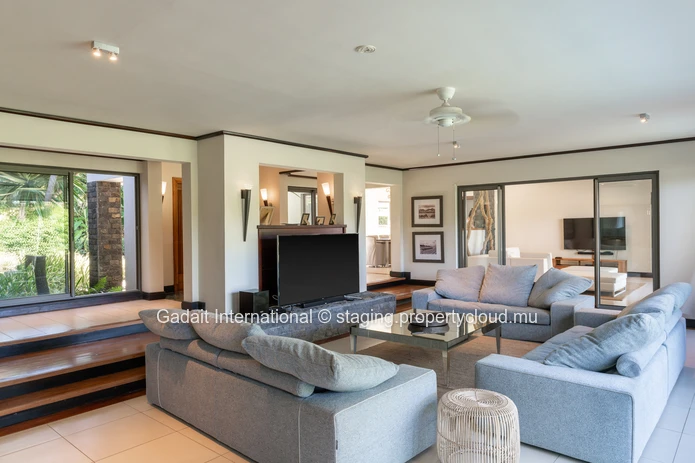 Magnifique propriété de 1972m² avec piscine, jardin et vue panoramique à Anahita
