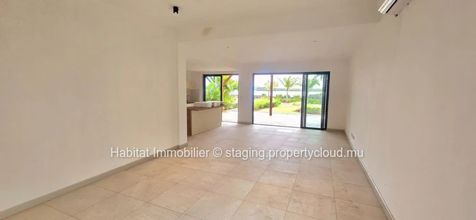 Cette somptueuse villa pieds dans l'eau non-meublée de 300 m² nichée au sein d'une résidence intimiste et sécurisée, ...