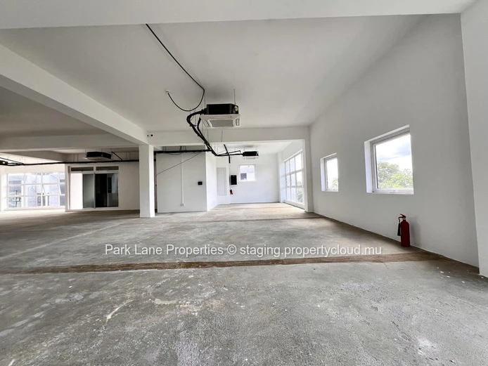 Espace de 372 m² à Ebene pour bureaux ou centre d'appel avec vue imprenable sur la montagne