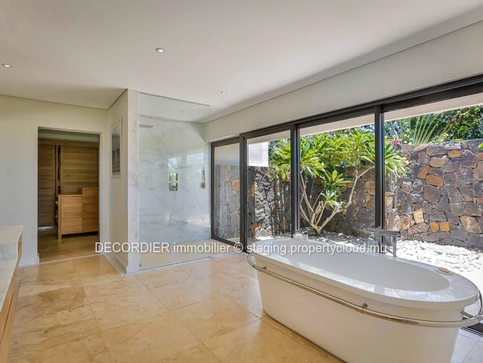 Contemporary single-storey villa accessible to foreigners