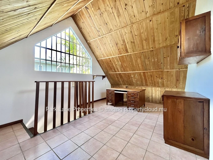 Charmante Maison de 5 Chambres avec Grand Jardin au Cœur de Floréal