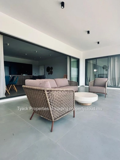 Modern Penthouse with Rooftop Terrace and Pool – Pereybere