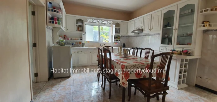 A VENDRE - Maison spacieuse non-meublée de 696 m2 à Floréal. 