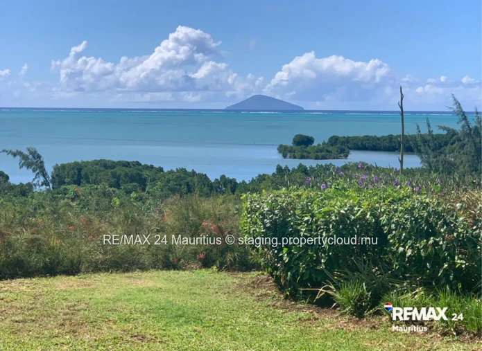 Ground Floor Apartment with Garden andamp; Breathtaking Sea View
