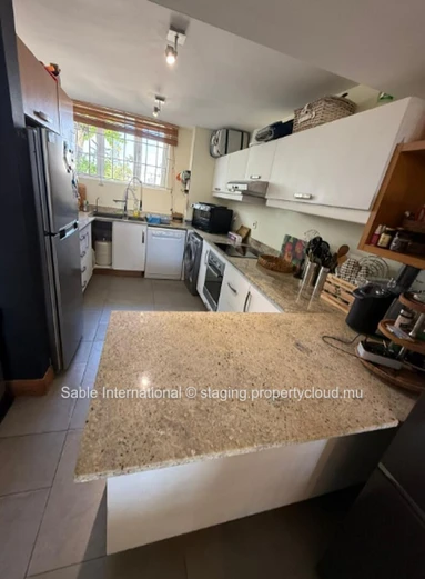 Penthouse à vendre à Péreybère, 174m², 3 chambres, piscine commune, front de mer, meublé, climatisé.