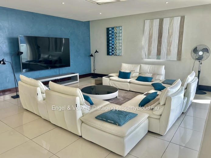 Stylish Top-Floor 3-Bedroom Apartment in La Croisette with Rooftop Pool Access