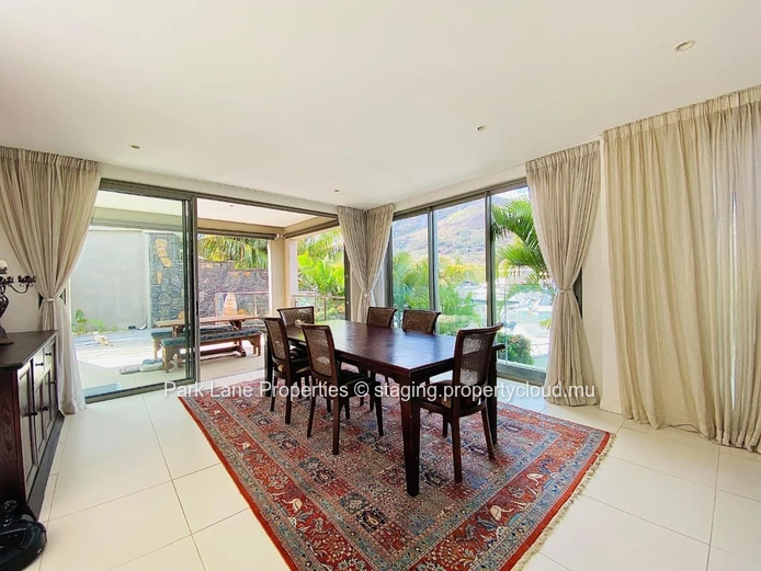 Spacious 5 bedroom villa with stunning views on the marina!!!