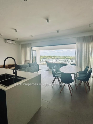 Modern Penthouse with Rooftop Terrace and Pool – Pereybere