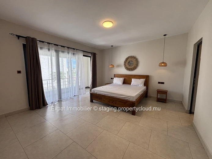 New villa with swimming pool and enclosed garage – Pereybère 