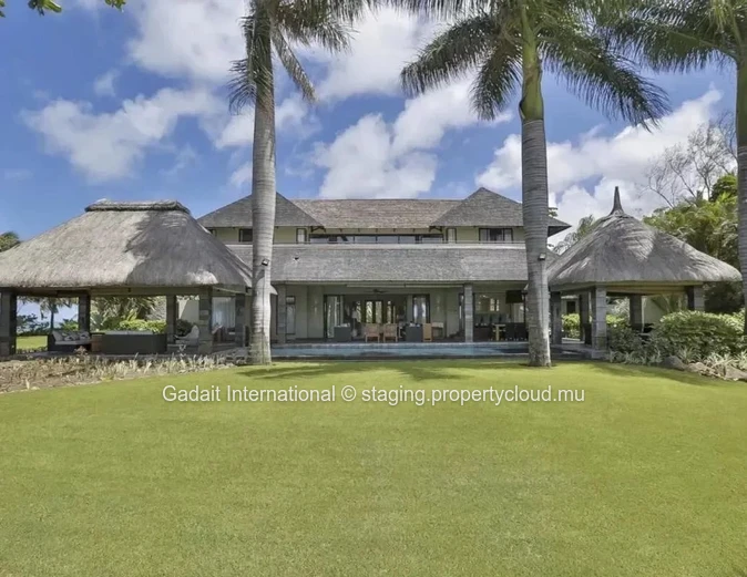 Invest in this villa in the east of Mauritius with private beach and golf access
