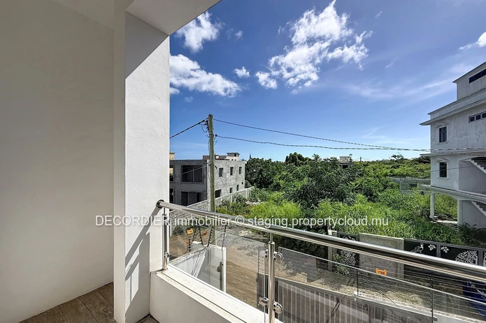 Découvrez cette maison idéalement située et sécurisée