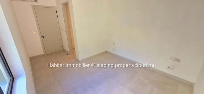 Cette somptueuse villa pieds dans l'eau non-meublée de 300 m² nichée au sein d'une résidence intimiste et sécurisée, ...