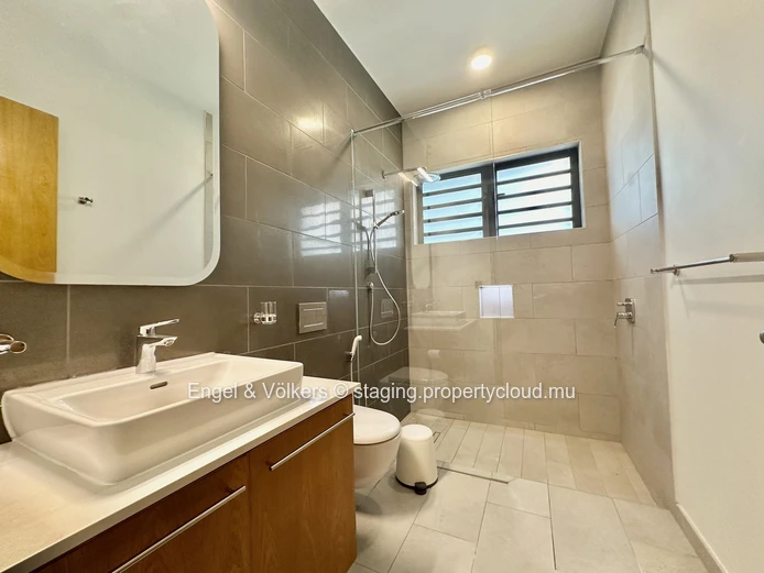Modern & Convenient Beachfront Apartment