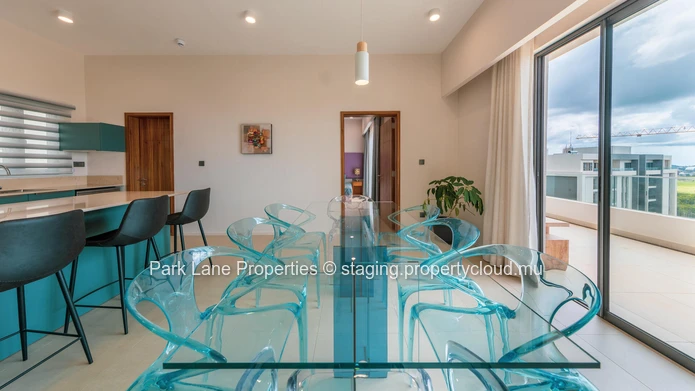 Penthouse neuf de luxe avec vues imprenables sur les montagnes et la mer à Trianon