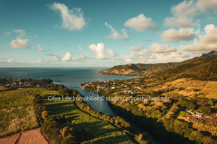 Terrain SCS Etrangers à vendre à Beau Champ, 1.055m², proche écoles, golf, magasins, accessible aux mauriciens, Rs.