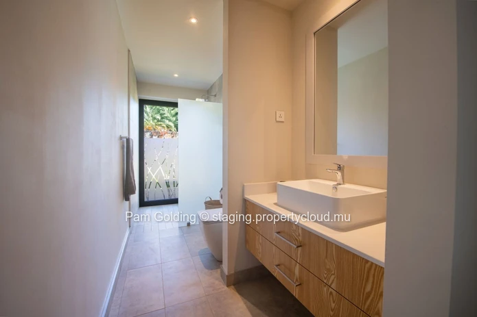 Cette fabuleuse villa moderne, entièrement meublée et prête à être emménagée, a été conçue par des experts en décorat...