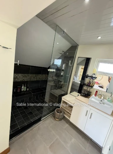Penthouse à vendre à Péreybère, 174m², 3 chambres, piscine commune, front de mer, meublé, climatisé.