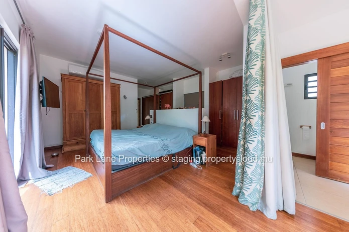 Mountain Retreat Oasis: Tropical Luxury Villa with Resort Amenities