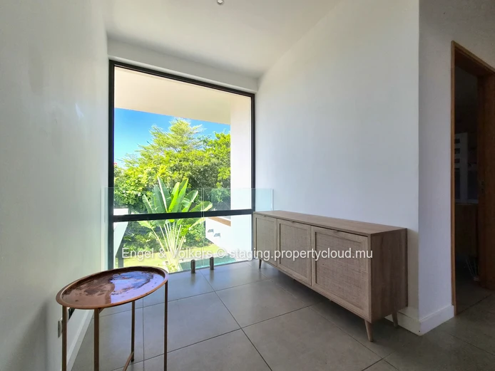 Stylish West Coast Villa Close to Beaches & Amenities