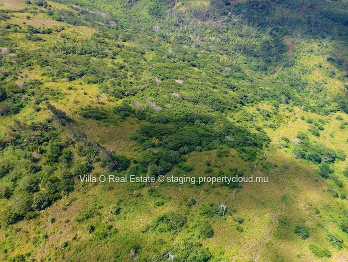 Idéal pour un projet immobilier ambitieux, ce terrain agricole situé sur les hauteurs, offre des vues panoramique. (Mandat exclusif)
