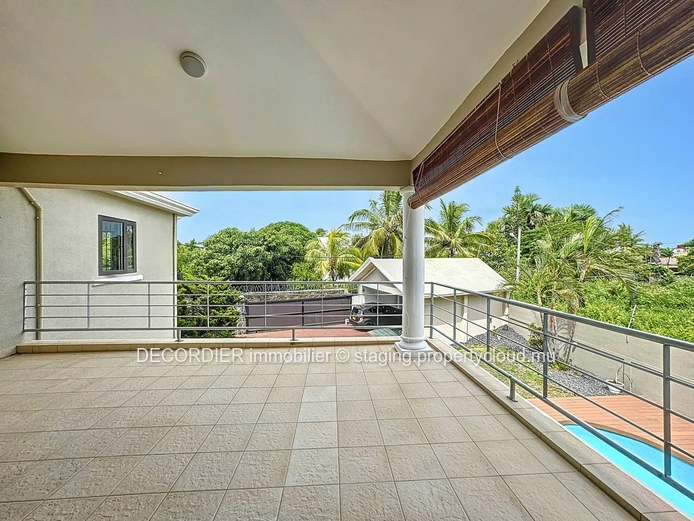 Unique opportunity: house with apartments, studio and sea view!