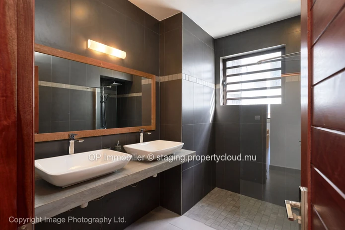 Appartement R+2 à vendre à PEREYBERE, Grand Baie, 120m², 2 chambres, piscine commune, parking gardé, meublé, 295 000 €.