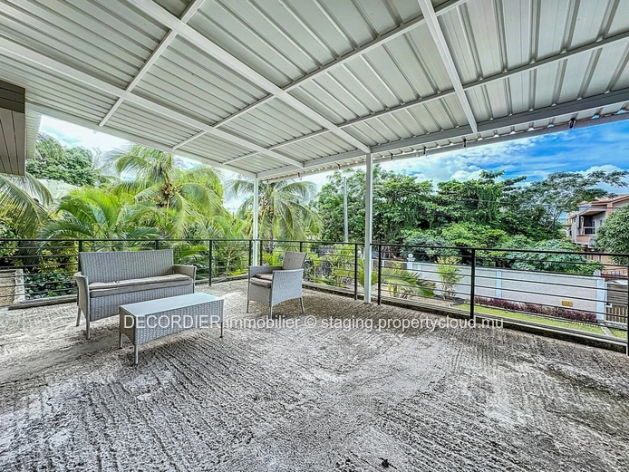 Grande maison individuelle avec piscine et jardin