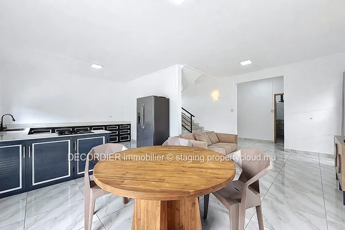 Maison moderne avec piscine privée.