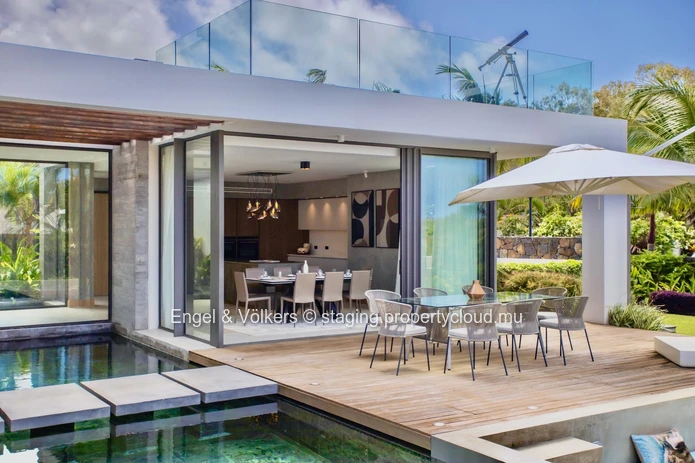 Refined Tropical Living in a Prestigious Golf Estate