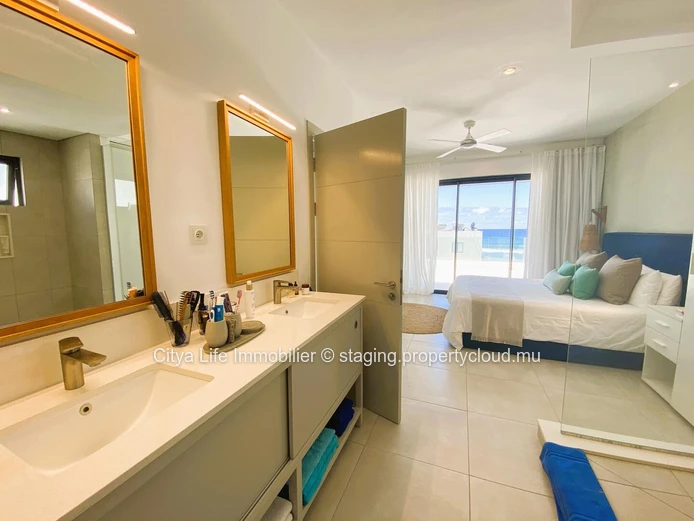 Luxurious Penthouse with Stunning Views in Poste Lafayette - 226m² Living Space, Communal Pool - Rs