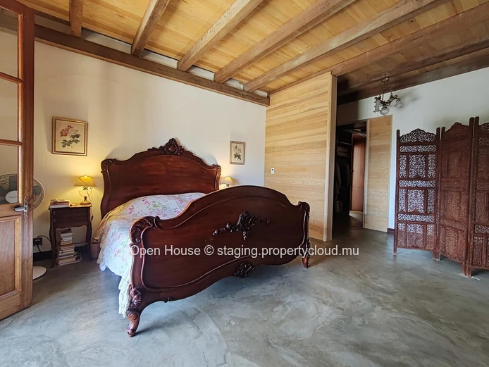 VILLA MAURICIEN à vendre à Tamarin, Rivière Noire. 390m², 4 chambres, piscine privée, cuisine équipée, jardin.
