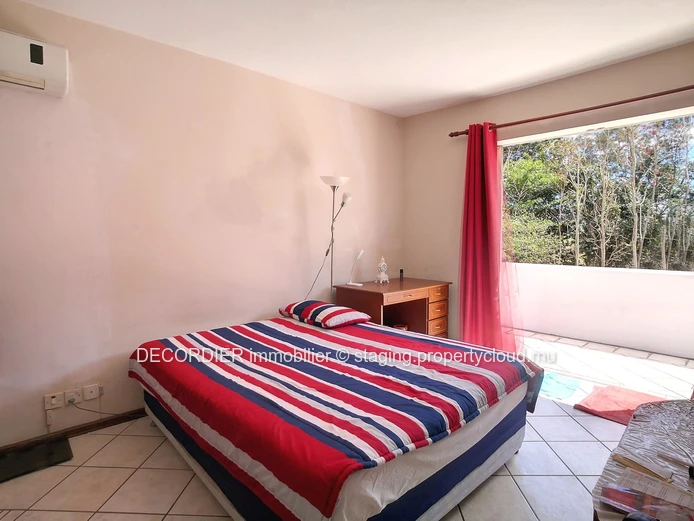 Belle maison avec piscine sur un grand terrain en face d'une rivière