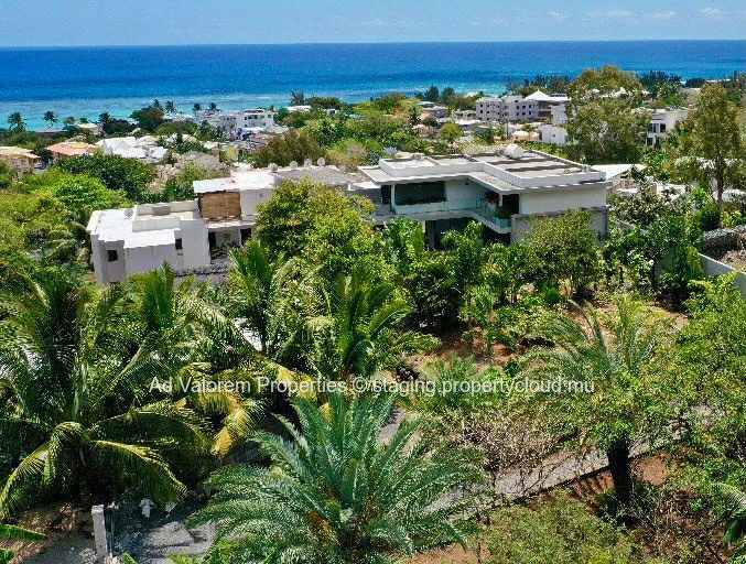 Maison à vendre à Rivière Noire - Black River, 300m² habitables, terrain 1.350m², piscine privée, proche écoles, clin...