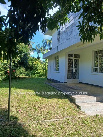 "Spacious 6-bedroom House in Moka with Office, 250m² Living Area, 2,500m² Land - Only Rs 25M!"