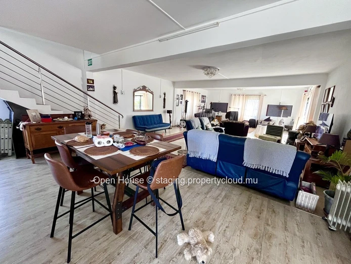 MAURITIAN VILLA in Grand Baie, 300m² living space, 353m² land, 3 bedrooms, office, garden, parking, close to schools,...